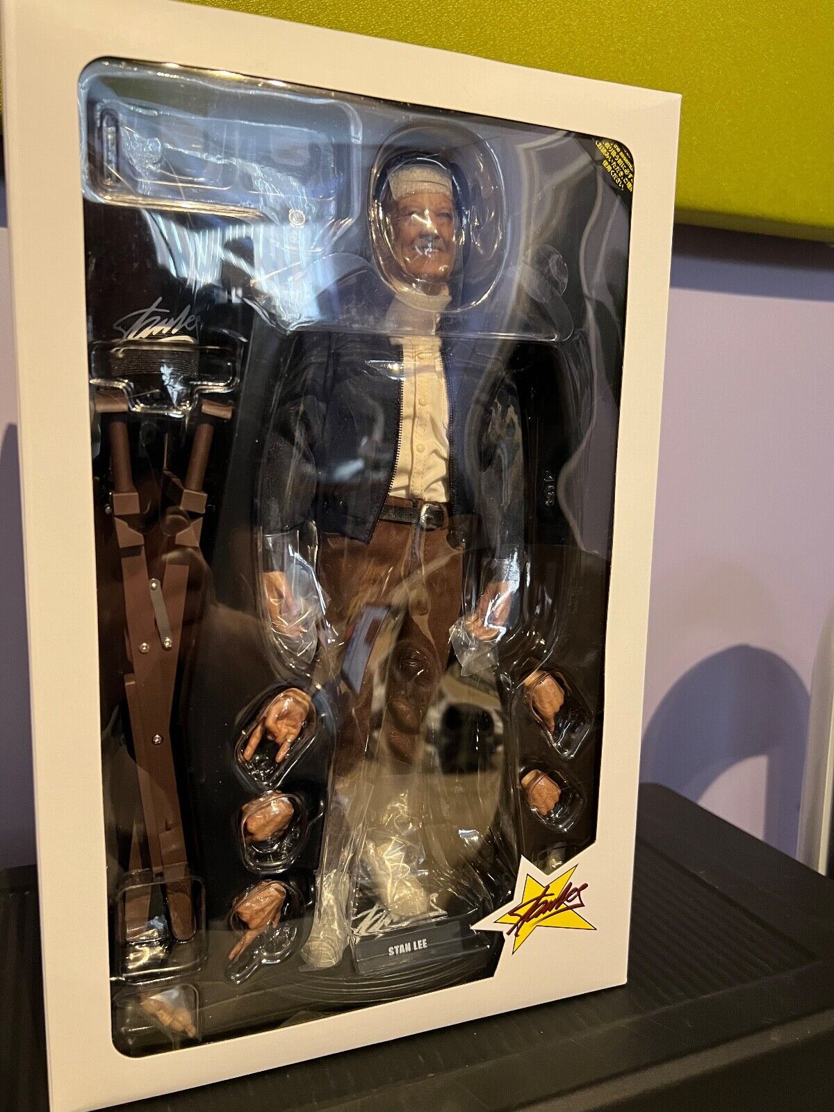 STAN LEE Sixth Scale Figure by Hot Toys MMS327 - SIGNED by Stan Lee